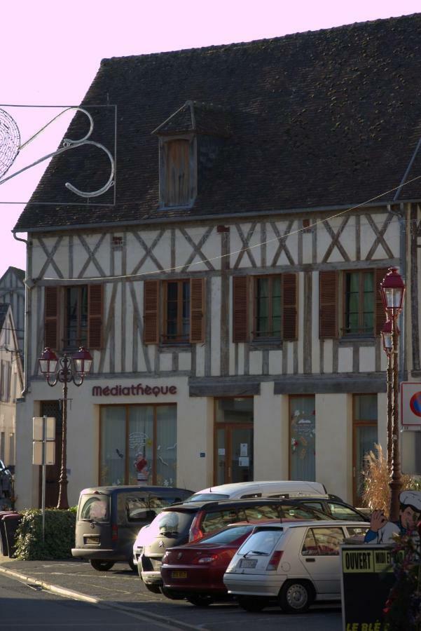 Gite "La Mesangerie" Villa Château-Renard Exteriör bild